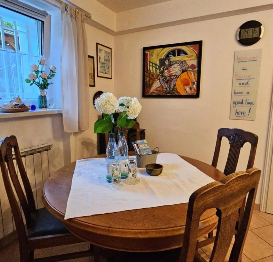 Mondaenes Zimmer Naehe Alex In Villenlage Berlijn Appartement